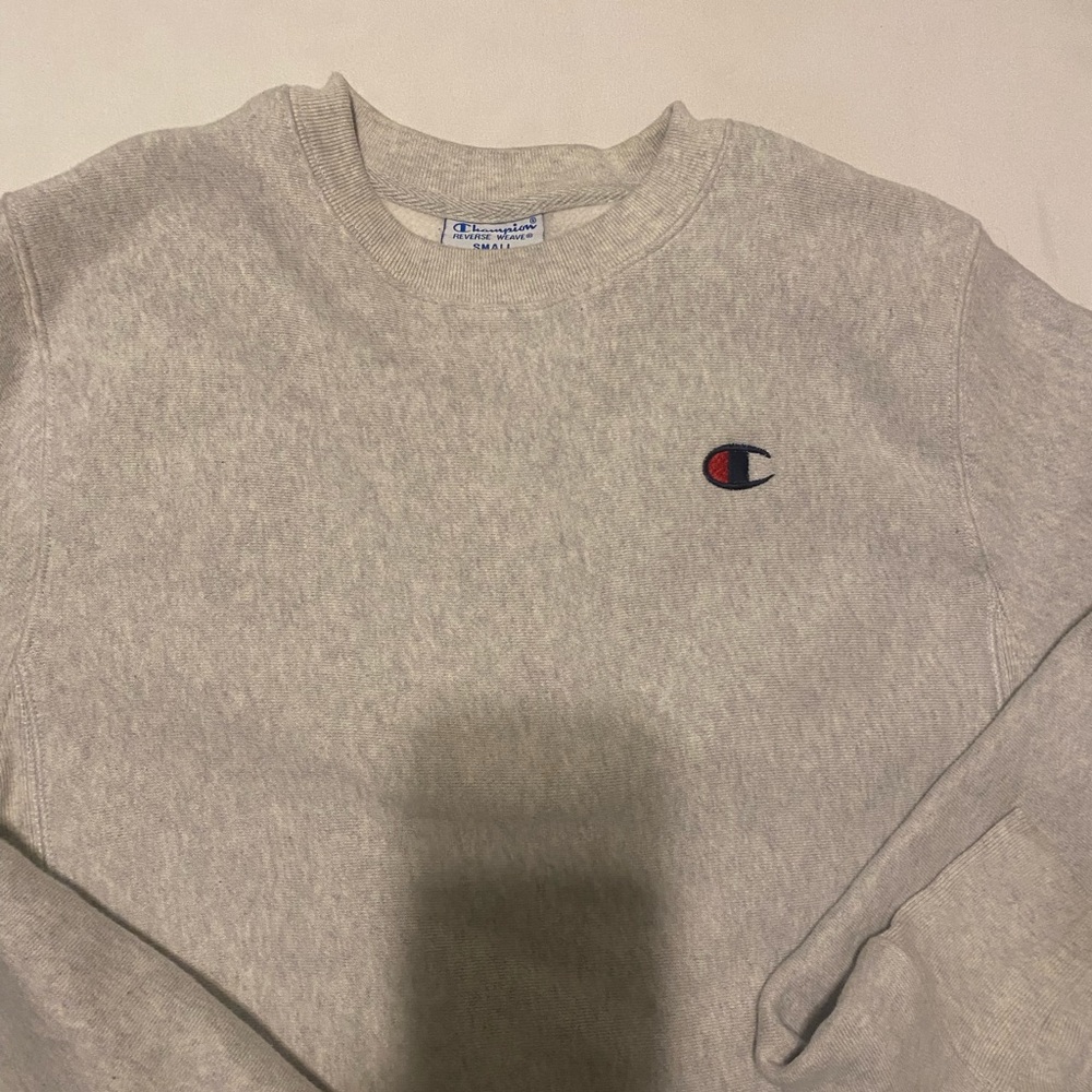 LIGHT GREY CHAMPION CREWNECK
